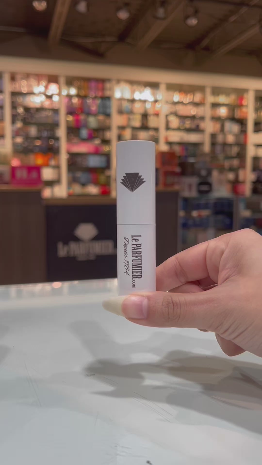 Load video: Travel Twist and Spray White